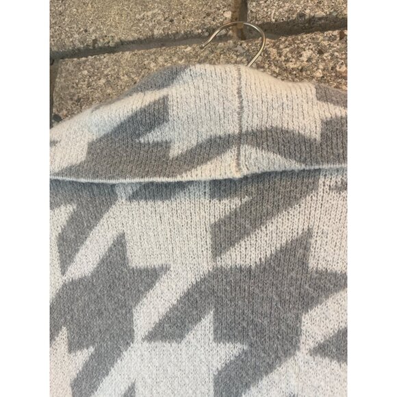 Cozy Gray & White Houndstooth Open Front Cardigan With Pockets - Picture 9 of 10